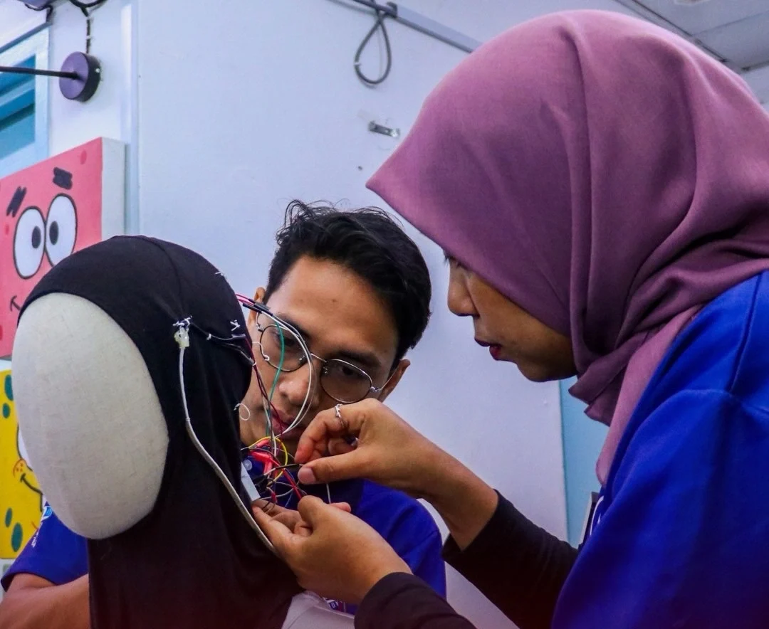 Ts Nur Aqilah Zainuddin memasang komponen elektronik pada hijab pintar di Aiszzy Electronics Shah Alam, kedai elektronik wanita pertama Malaysia