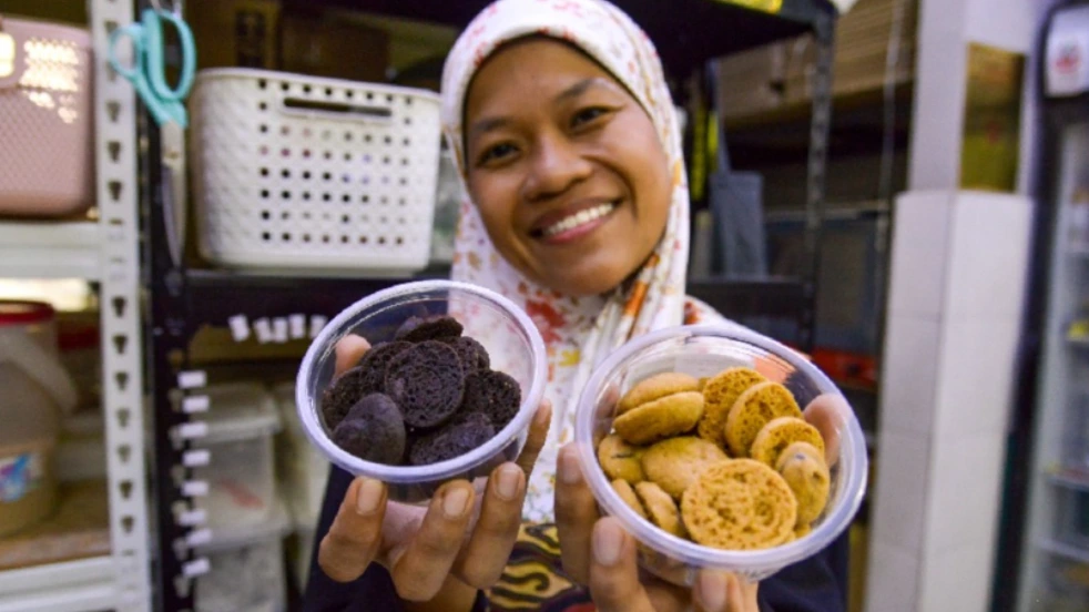 Nurul Asyiqin Mohamad Ramli menyediakan biskut Cocokins di dapur rumah sebagai usahawan PKS wanita Malaysia