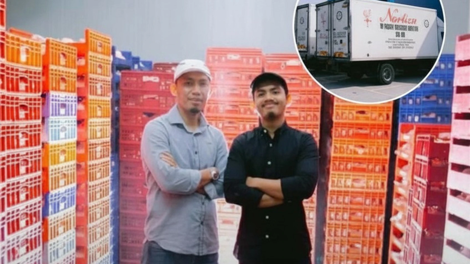 Usahawan ayam Johor bergambar di pusat pemprosesan ayam dengan kotak logistik Ayam Norliza dan lori penghantaran