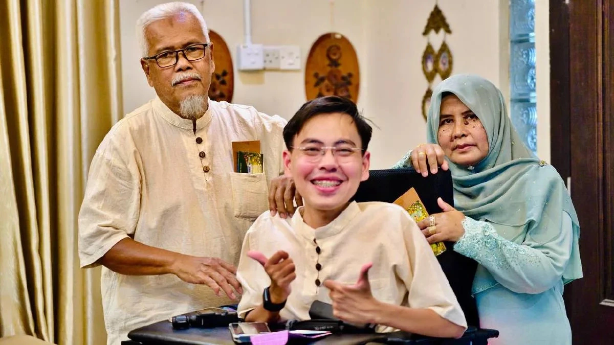 Ikram Hammal photobooth bersama ibu bapa, pemuda OKU jalankan bisnes photobooth AI di Kedah