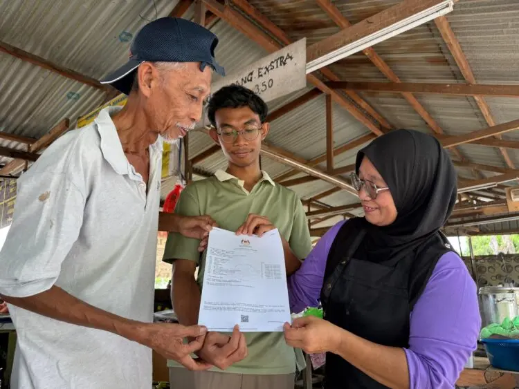 Fakhrul Iman bersama ibu bapa peniaga pisang goreng selepas keputusan SPM cemerlang