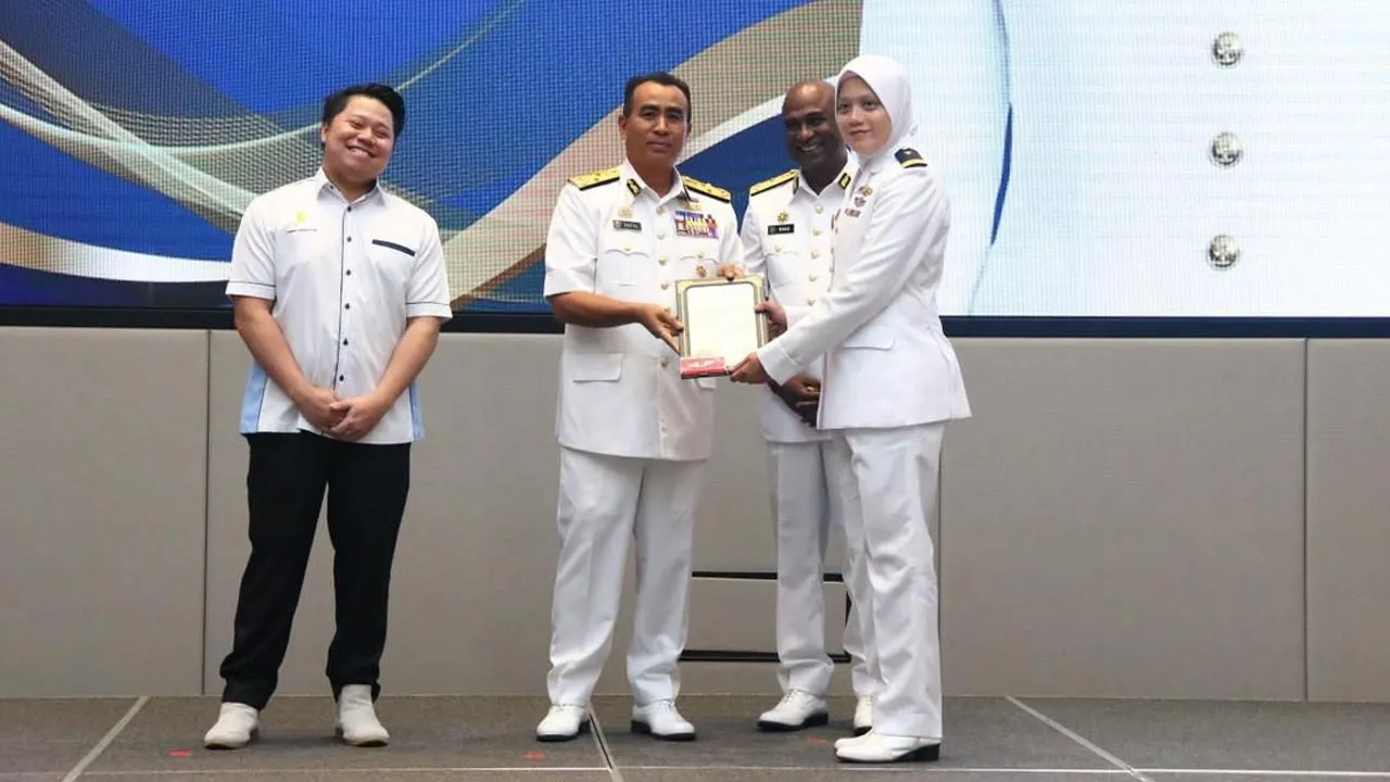 Nurul Alifa Alias menerima Sayap Penerbang APMM dalam majlis rasmi bersama pegawai atasan di Putrajaya