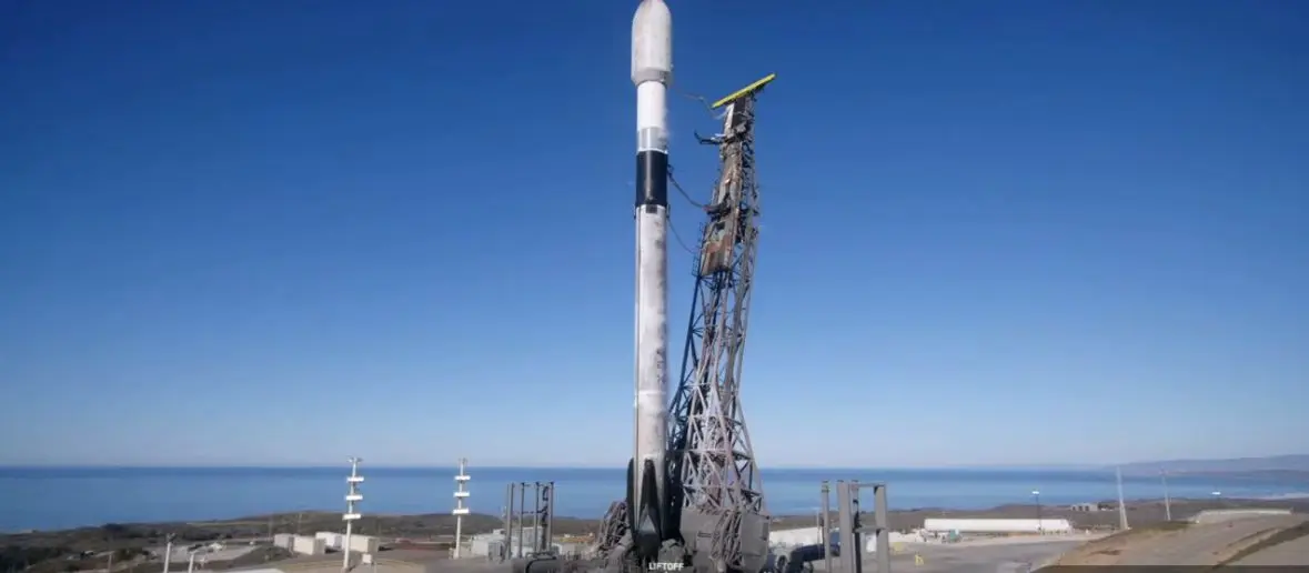 Roket pelancaran satelit UZMA-SAT 1 di tapak pelancaran dengan latar belakang laut