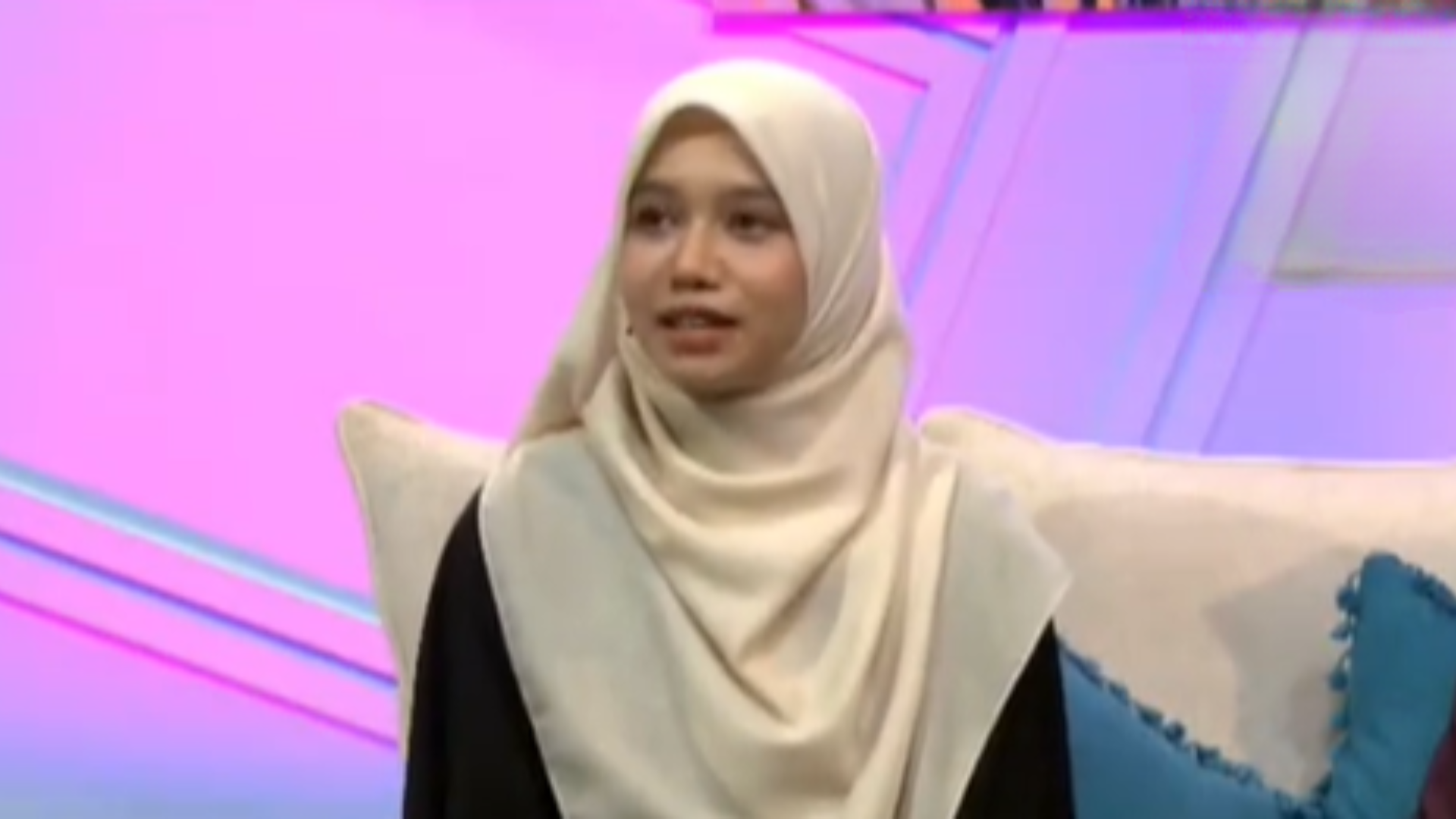 Dina Hadfina Johan Hafazan Kebangsaan 2026 sedang ditemu bual di studio TV memakai tudung putih
