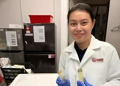 Penyelidik UPM Sarawak memegang sampel EnviroBio FruitFresh sabun hijau daripada kulit buah di makmal