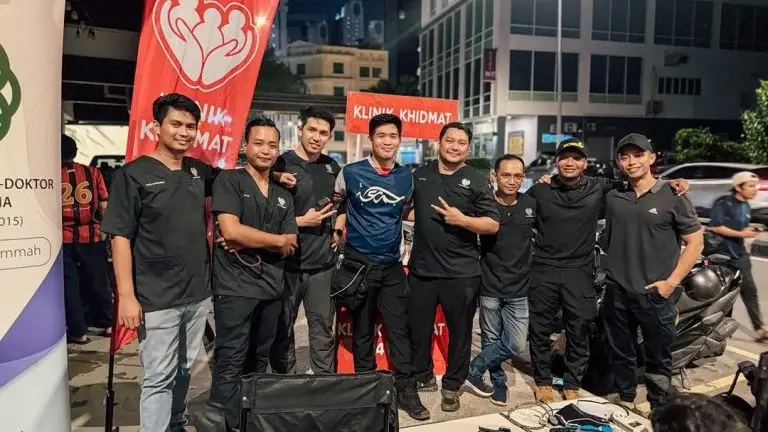 Pasukan Klinik Khidmat bergambar bersama di acara komuniti pada waktu malam