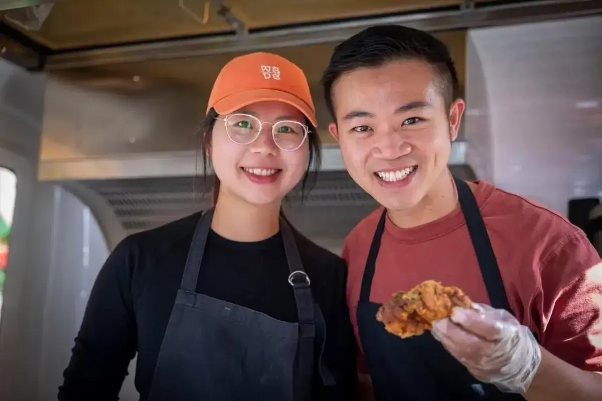 Wei Hong bersama pasangan bergambar di gerai nasi lemak di New Zealand