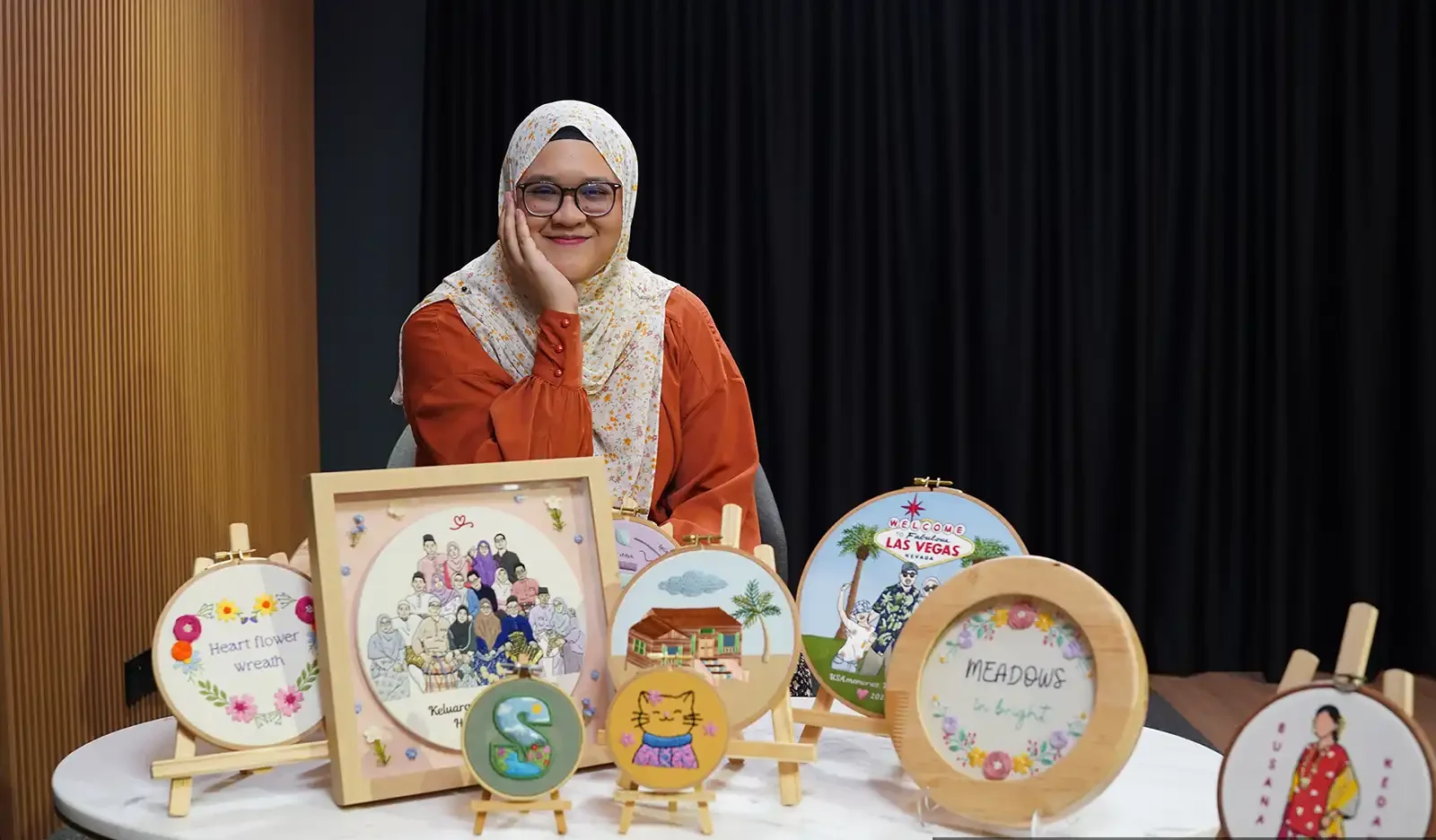 Siti Nur Amalina Mohamad Sukri mempamerkan hasil seni sulaman tangan yang menjadi sumber rezeki dan terapi kesihatan mental