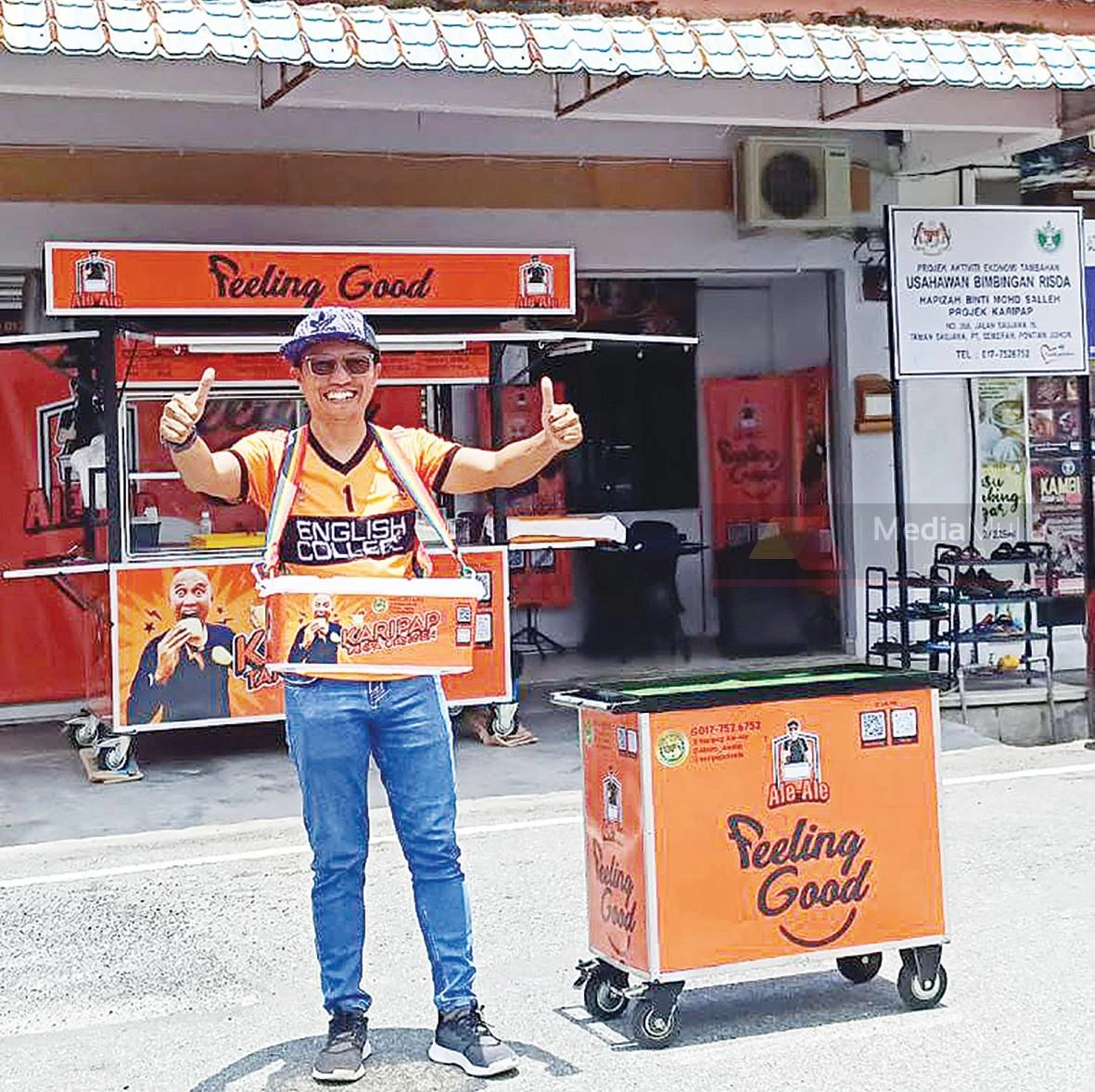 Usahawan karipap Pontian Jasmin Pannoot menjual Karipap Ale-Ale menggunakan troli di hadapan kedai