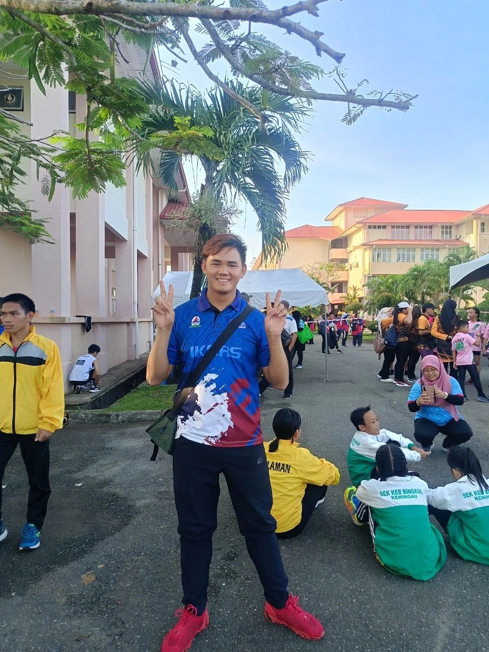 Guru pendidikan khas Sabah Roderic John Raymond bersama pelajar berkeperluan khas dalam aktiviti sukan sekolah di Keningau