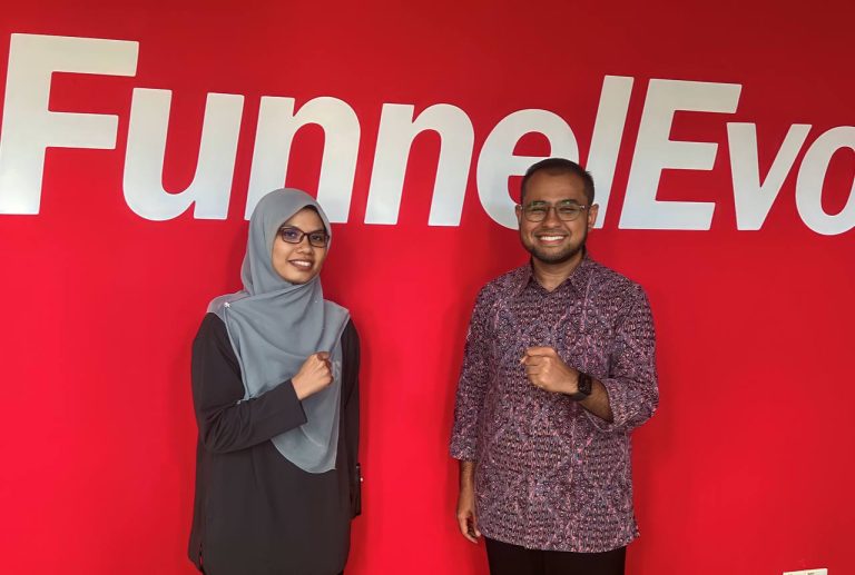 Usahawan cili boh Cik Hafizzatul bersama mentor FunnelEvo selepas kejayaan meningkatkan pengeluaran harian