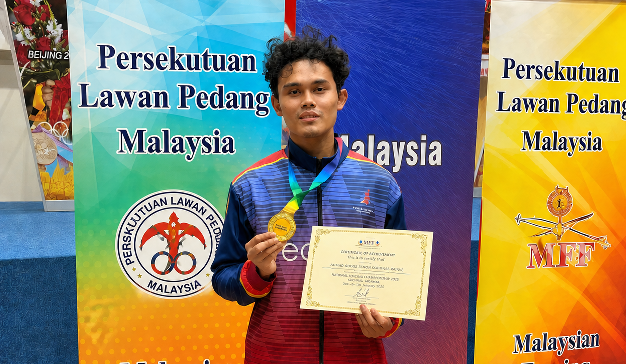 Atlet lawan pedang Malaysia memegang pingat emas dan sijil pencapaian di hadapan banner Malaysian Fencing Federation