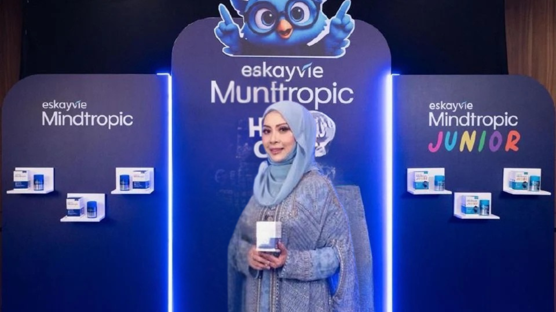Kartika Wati Mohamed bersama produk Eskayvie Mindtropic dalam pelancaran produk kesihatan minda