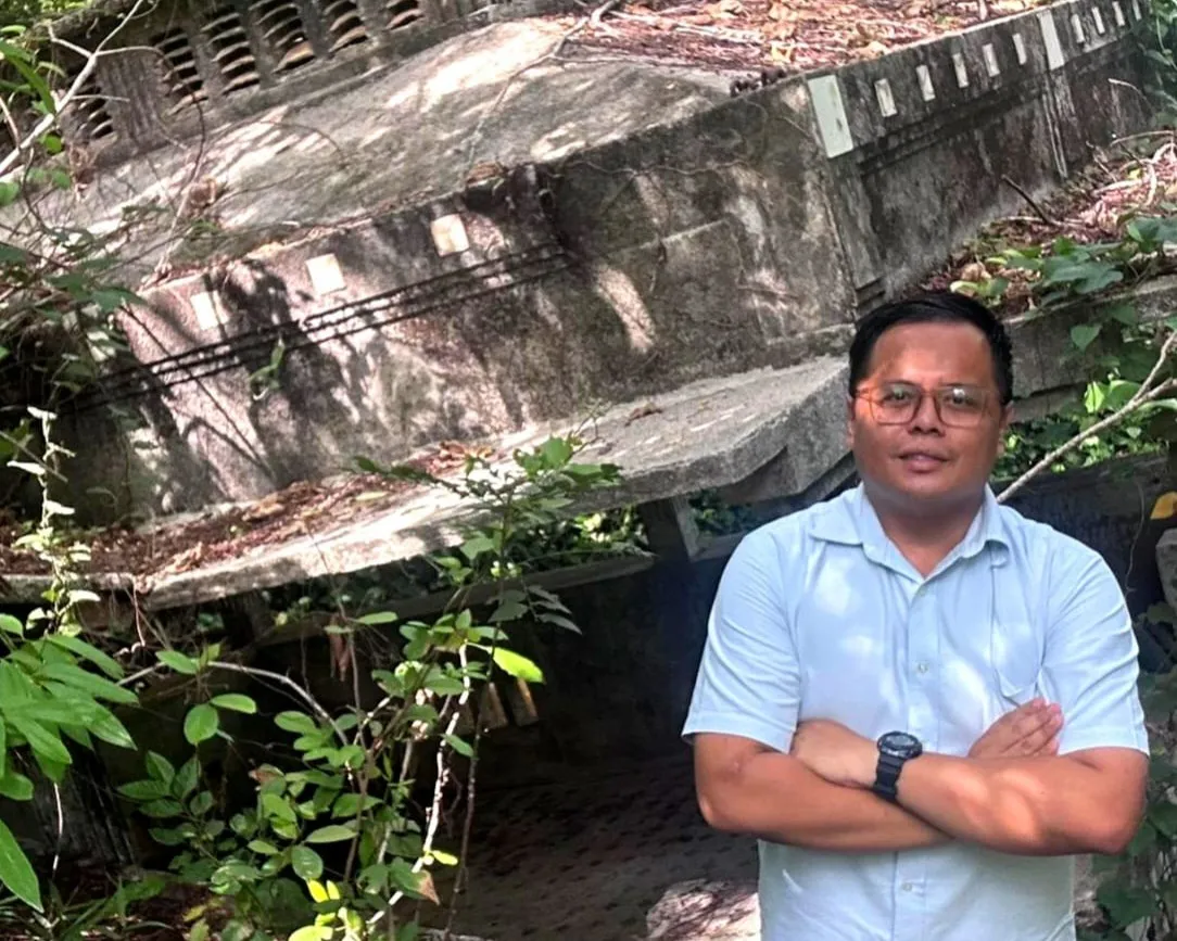 Shahrul Azzim menjalankan penyelidikan kartografi di lokasi bersejarah di Melaka