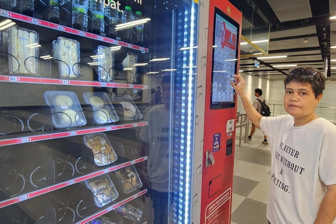 Kak Nab menjual makanan masakan rumah melalui mesin layan diri di MRT Ampang Park