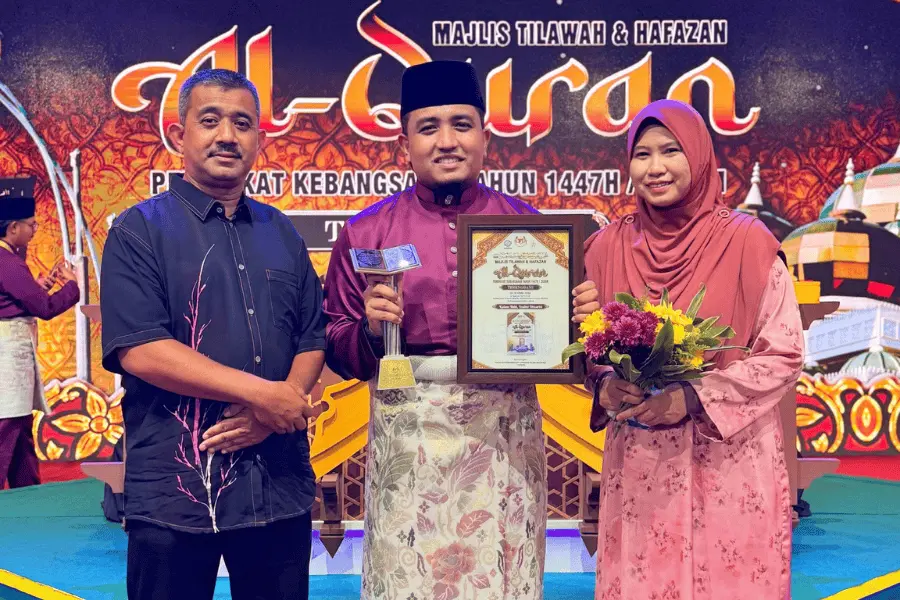 Cik Hasnul Taqiyuddin dinobatkan Johan Qari Tilawah dan Hafazan Kebangsaan 2026 bersama ibu bapa