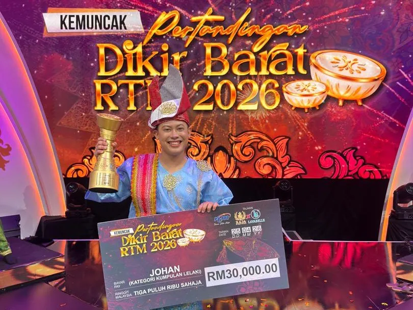 Wan Mohamad Faris Aidil memegang trofi dan replika cek RM30,000 selepas menjuarai Pertandingan Dikir Barat RTM 2026