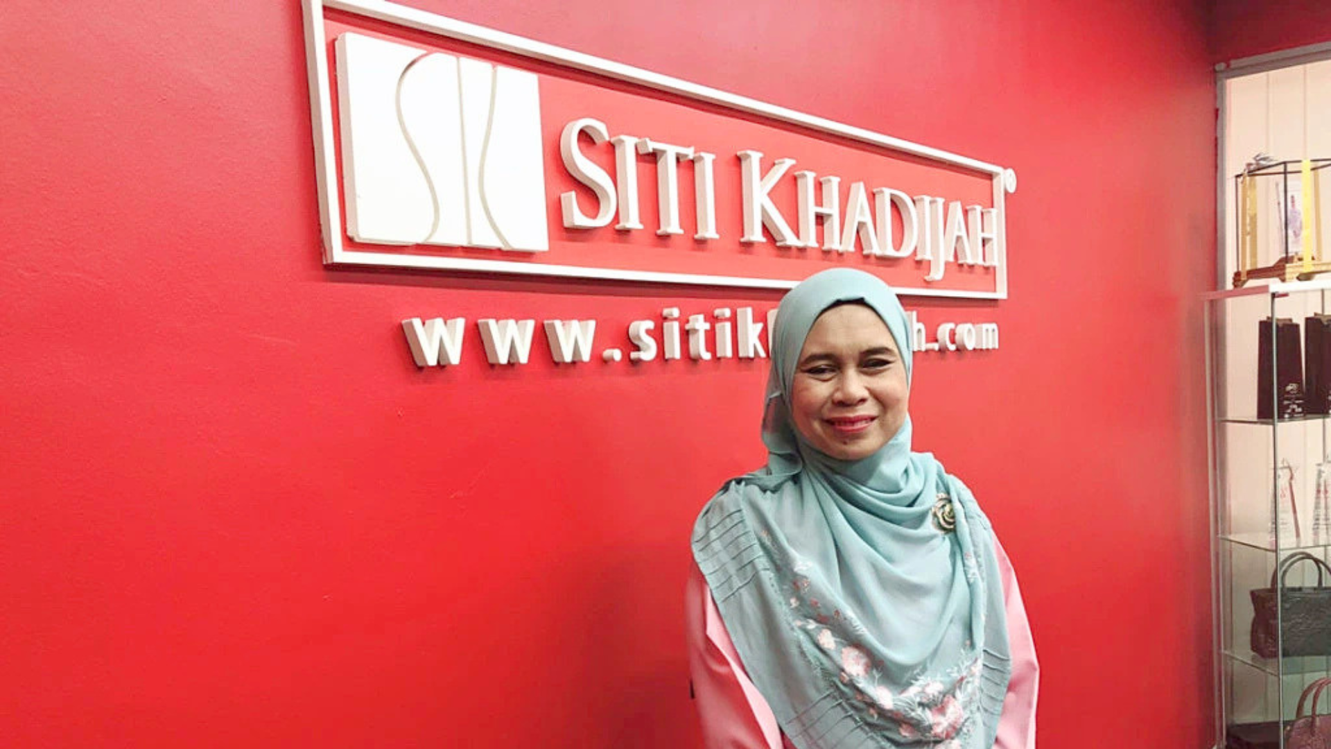 Padzilah Enda Sulaiman pengasas Telekung Siti Khadijah di hadapan logo jenama SK