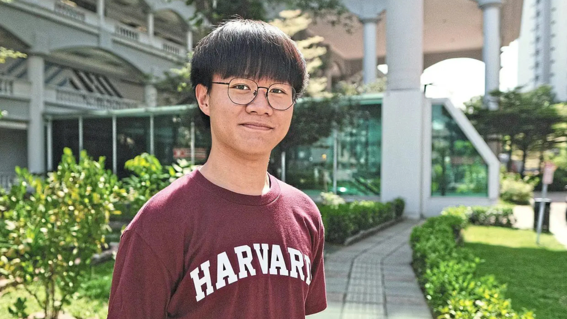 Khow Jin Xen memakai baju Harvard selepas diterima masuk Harvard University 2026