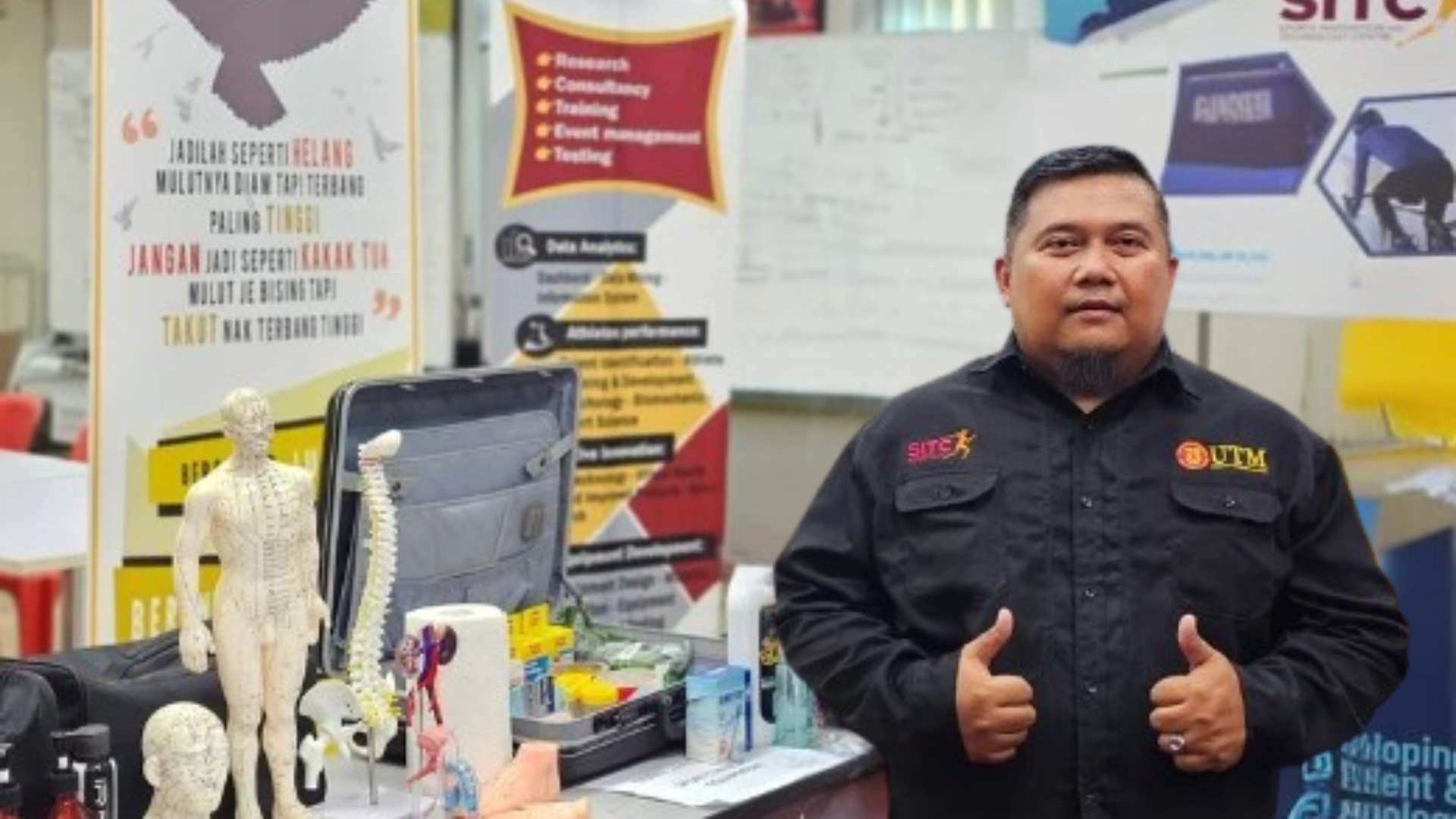 Individu di pusat terapi dan rehabilitasi sukan bersama model anatomi dan peralatan rawatan