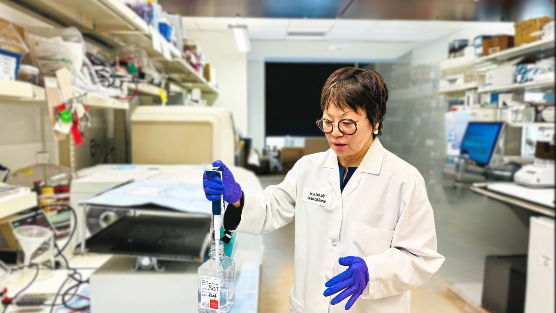 Dr Swee Lay Thein menjalankan penyelidikan makmal berkaitan hemoglobin dan rawatan penyakit darah dalam sebuah makmal perubatan moden.