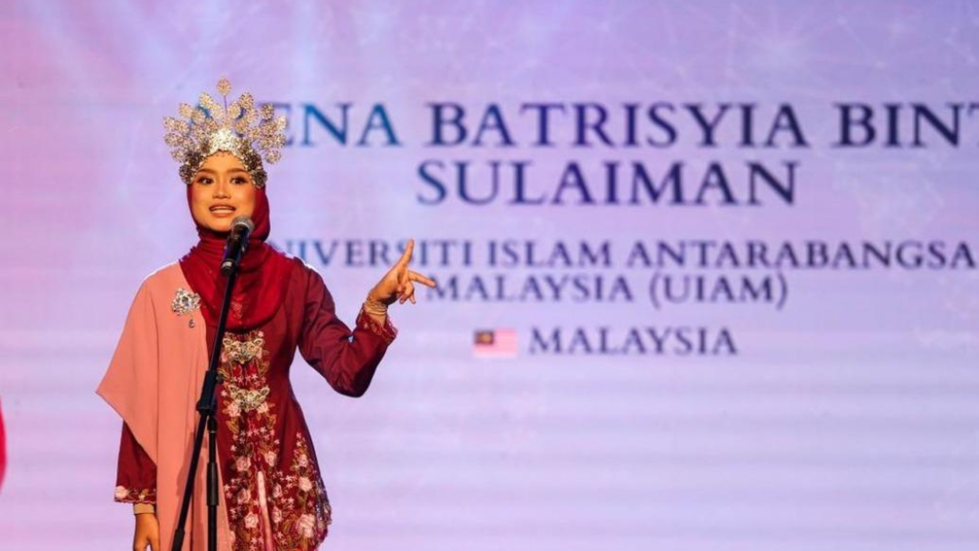 Aiena Batrisyia Sulaiman from Universiti Islam Antarabangsa Malaysia (UIAM) delivering a speech during the Pertandingan Pidato Antarabangsa Bahasa Melayu Piala Perdana Menteri 2026.