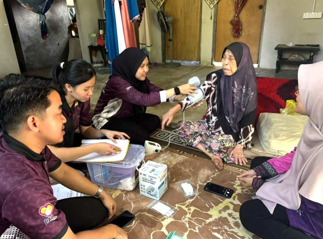 Siswa farmasi UniSZA menjalankan Home Medication Review dengan memeriksa tekanan darah warga emas di Kampung Pak Da Malik, Besut