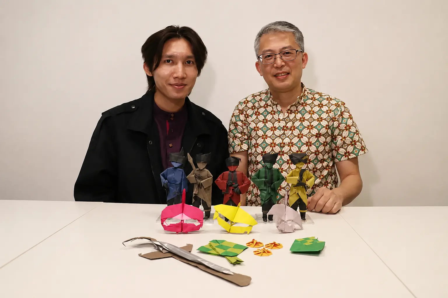 Muhammad Ilham Shah Mahiyuddin bersama Kenneth Ch’ng mempamerkan origami pahlawan dan ketupat berinspirasikan budaya Malaysia