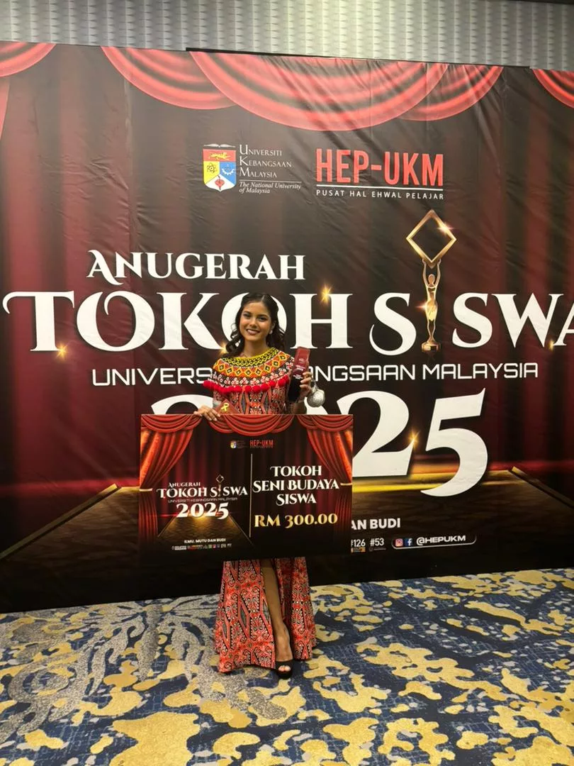 Nylea Adzlan menerima Anugerah Tokoh Seni Budaya Siswa UKM 2025