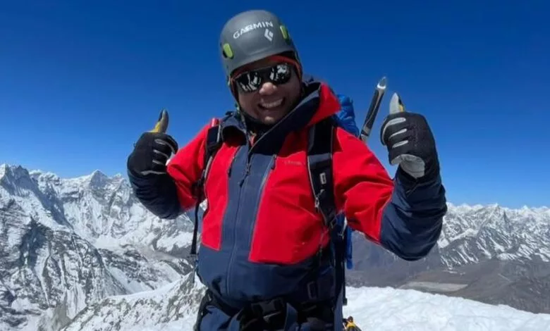 Mohd Khafiz Bachok di puncak Gunung Everest selepas berjaya menawan altitud 8,848 meter