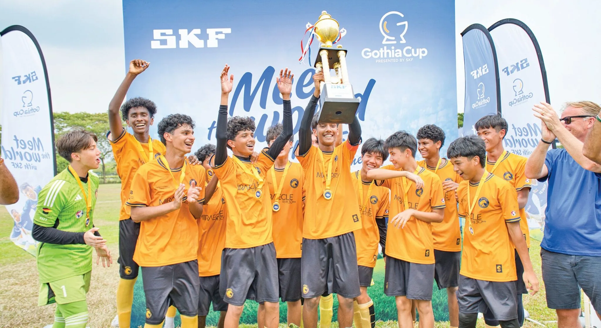 Pemain bawah 16 tahun Destiny Eagles FC meraikan kejuaraan Meet the World with SKF Malaysia selepas menjulang trofi kelayakan ke Gothia Cup Sweden