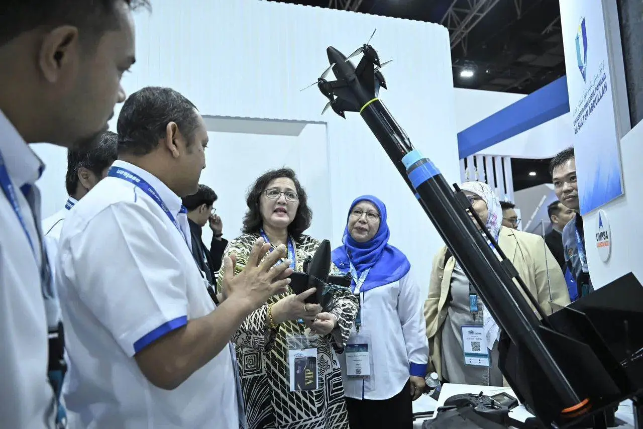 “Prof Dr Rizalman Mamat menerangkan dron roket pemintas RAID UMPSA sebagai teknologi antidron pertama Malaysia di pameran pertahanan”
