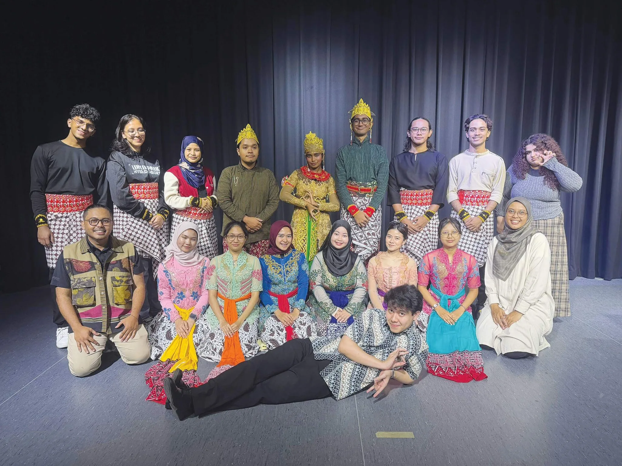 Pelajar Universiti Malaya dan Universitas Muhammadiyah Yogyakarta bergambar selepas pementasan teater Roro Jonggrang dalam bahasa Inggeris di Kuala Lumpur
