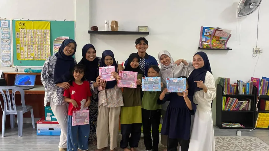 Fasilitator bergambar bersama peserta selepas aktiviti literasi dan pembelajaran