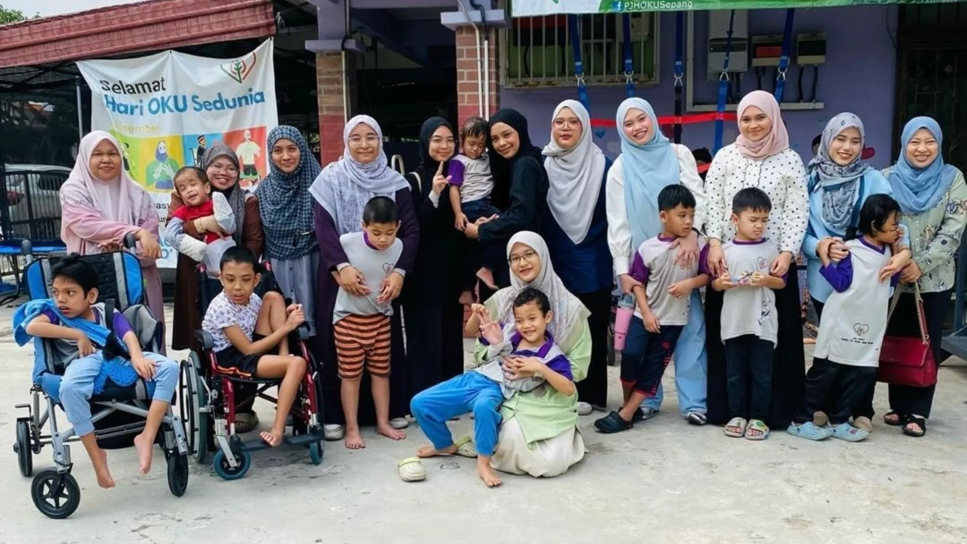 Pelajar UIAM bersama kanak-kanak Sindrom Down selepas program Pembelajaran Interaktif Sikat Mania di Sepang