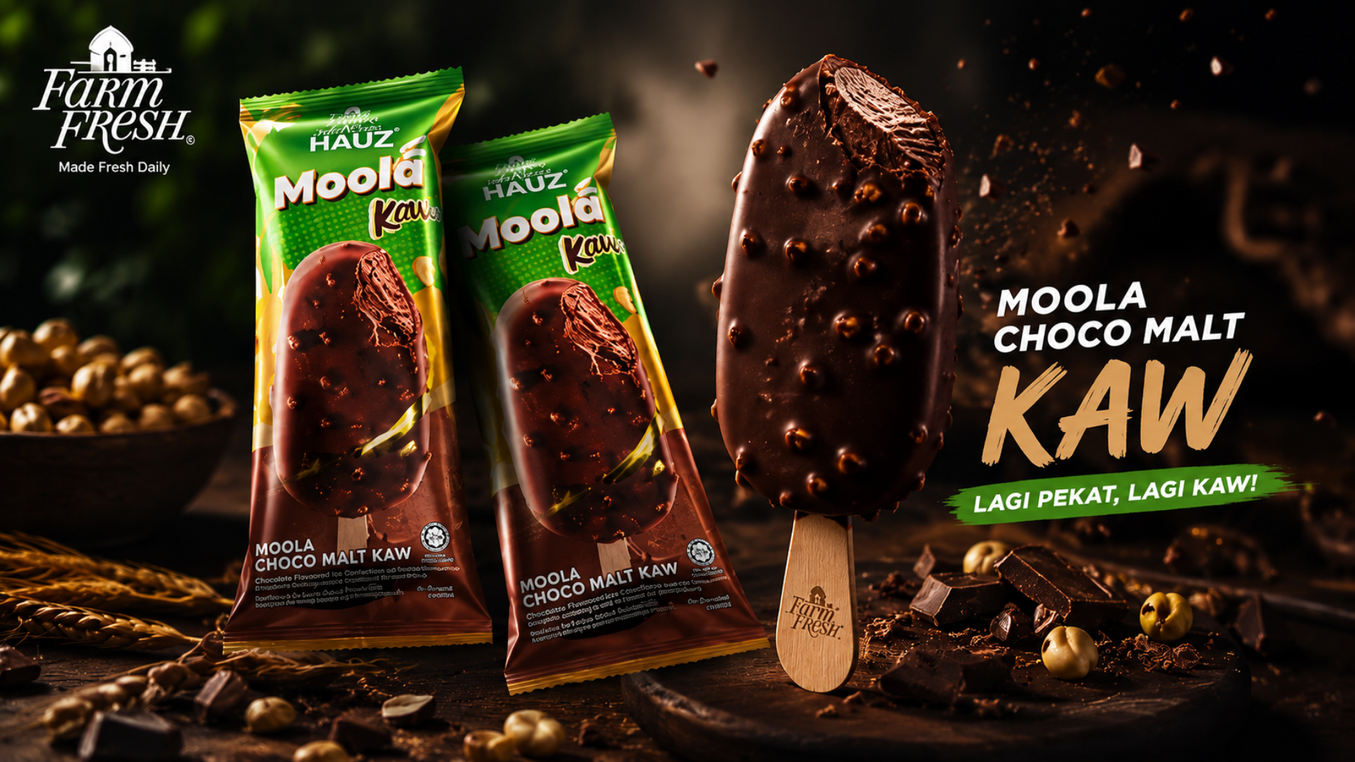 Farm Fresh Moola Choco Malt Kaw menampilkan ais krim coklat bersalut kacang bersama pembungkusan produk dalam latar premium gelap.