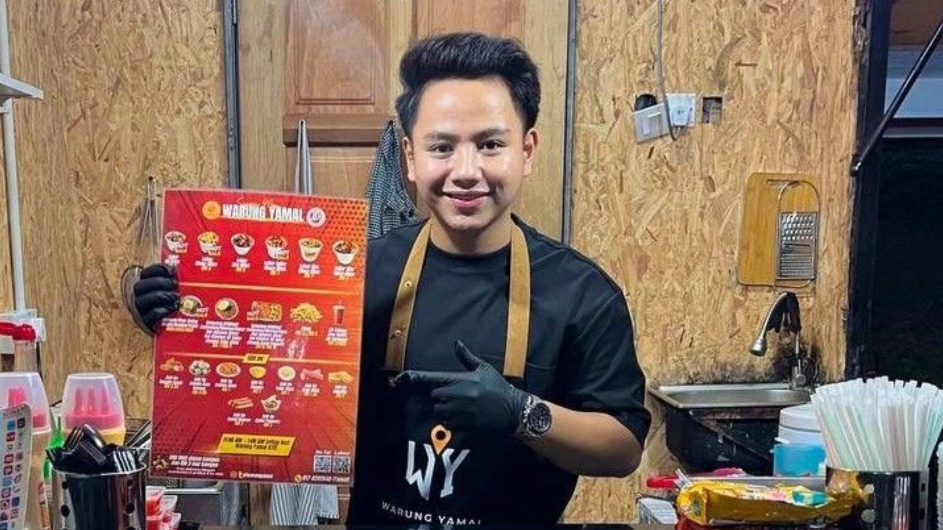 Yamal, pelajar Universiti Putra Malaysia (UPM), berjaya membangunkan perniagaan Warung Yamal sehingga memiliki dua kedai makanan dan minuman ketika masih menuntut