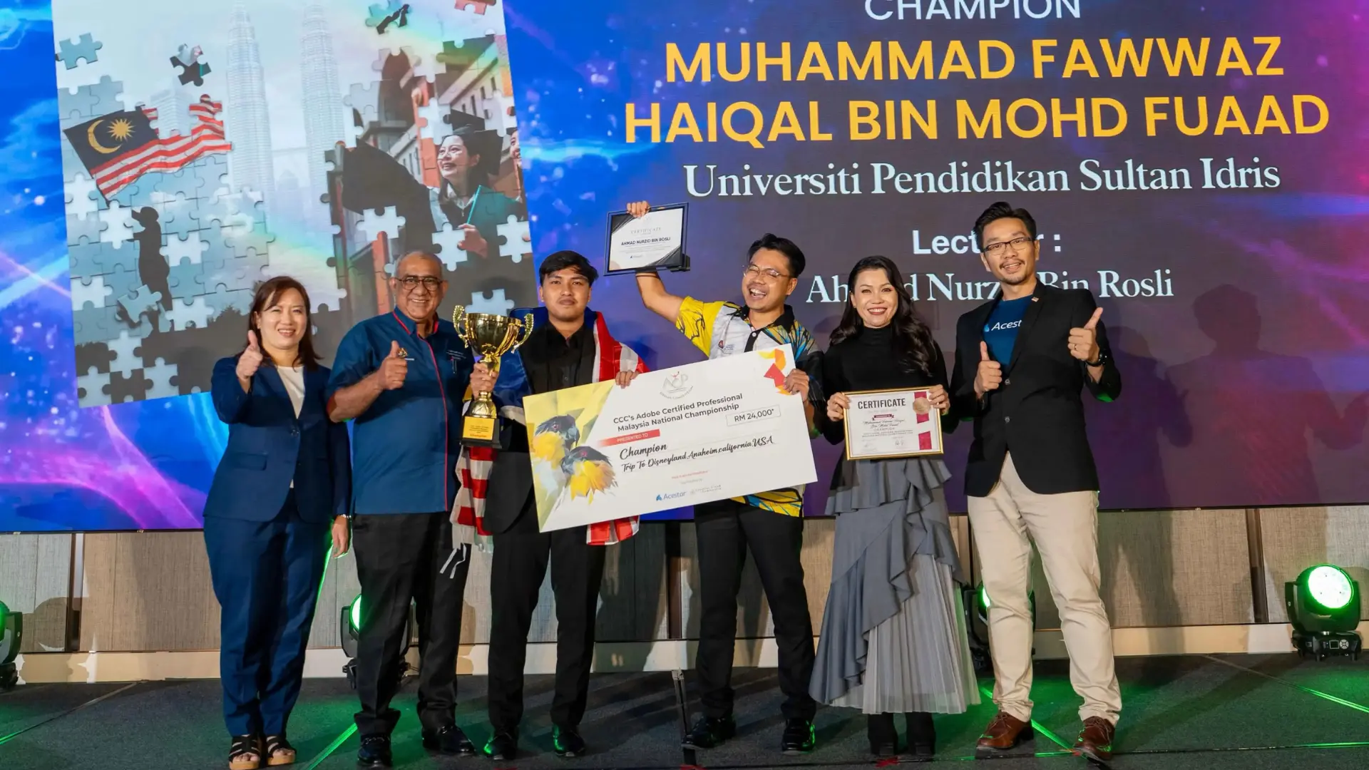 Muhammad Fawwaz Haiqal Mohd Fuaad bersama pensyarah dan wakil penganjur bergambar selepas dinobatkan sebagai Johan CCC’s Adobe Certified Professional (ACP) Malaysia National Championship 2026 di Petaling Jaya Marriott Hotel sambil memegang trofi, sijil dan hadiah kemenangan.