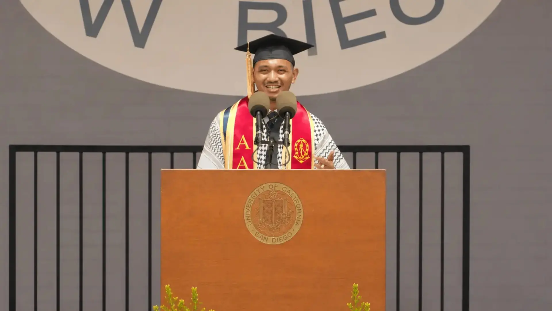 Arif Ismail Roslan menyampaikan ucapan sebagai pembahas pelajar semasa majlis graduasi Kelas 2026 di Universiti California San Diego (UC San Diego), mewakili graduan dan mengharumkan nama Malaysia.