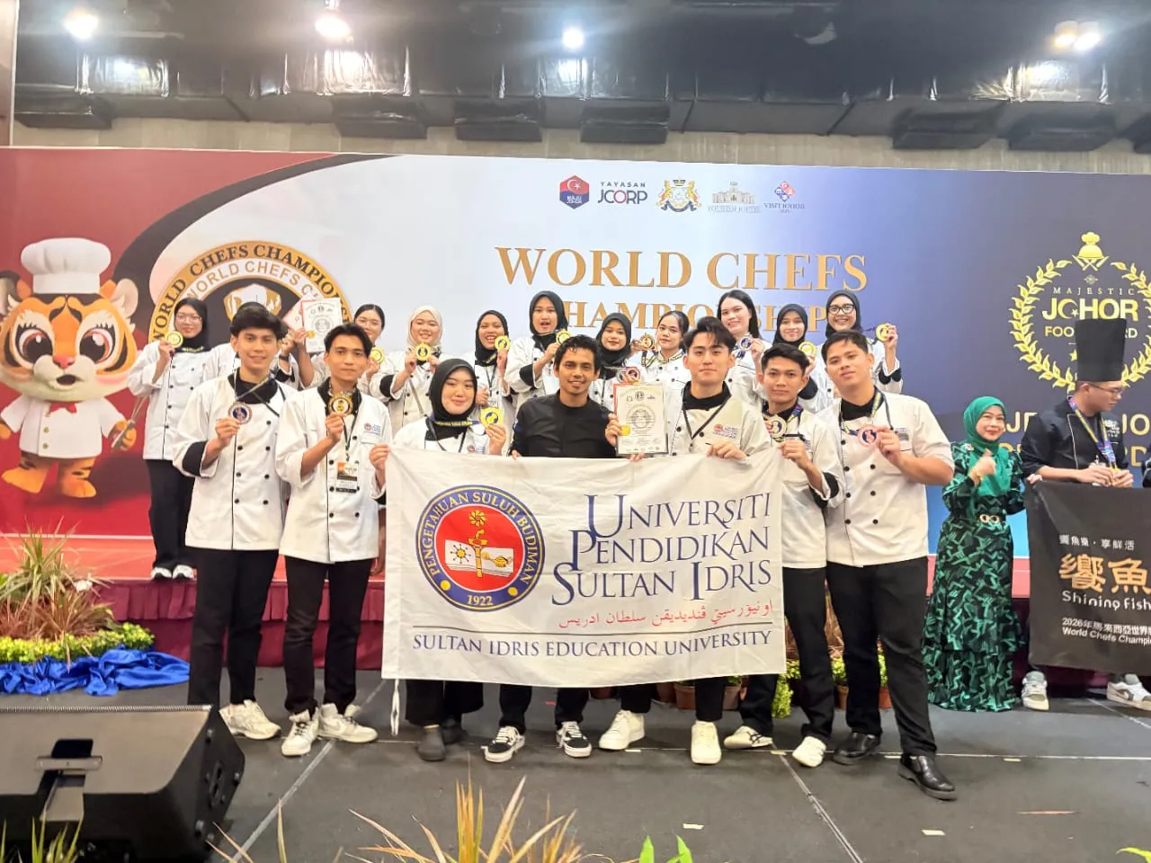 Pelajar FTV UPSI menunjukkan pingat yang dimenangi pada World Chefs Championship 2026 di Johor Bahru selepas meraih 24 pingat antarabangsa.